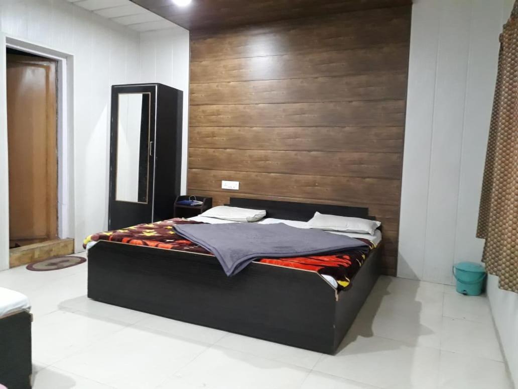 נייניטל Hotel Neelam Raj מראה חיצוני תמונה