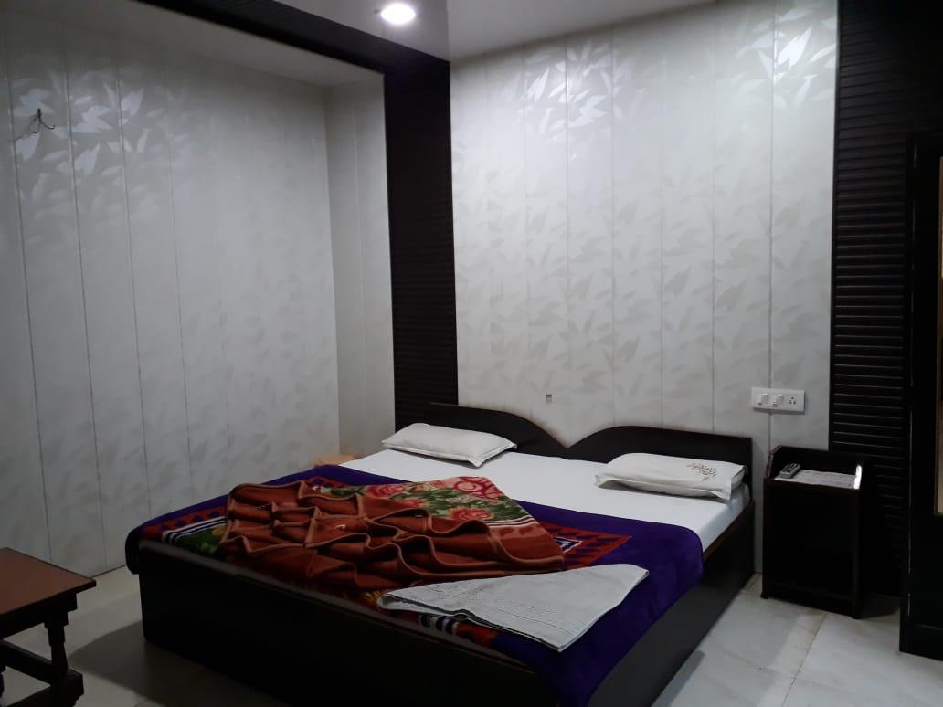 נייניטל Hotel Neelam Raj מראה חיצוני תמונה