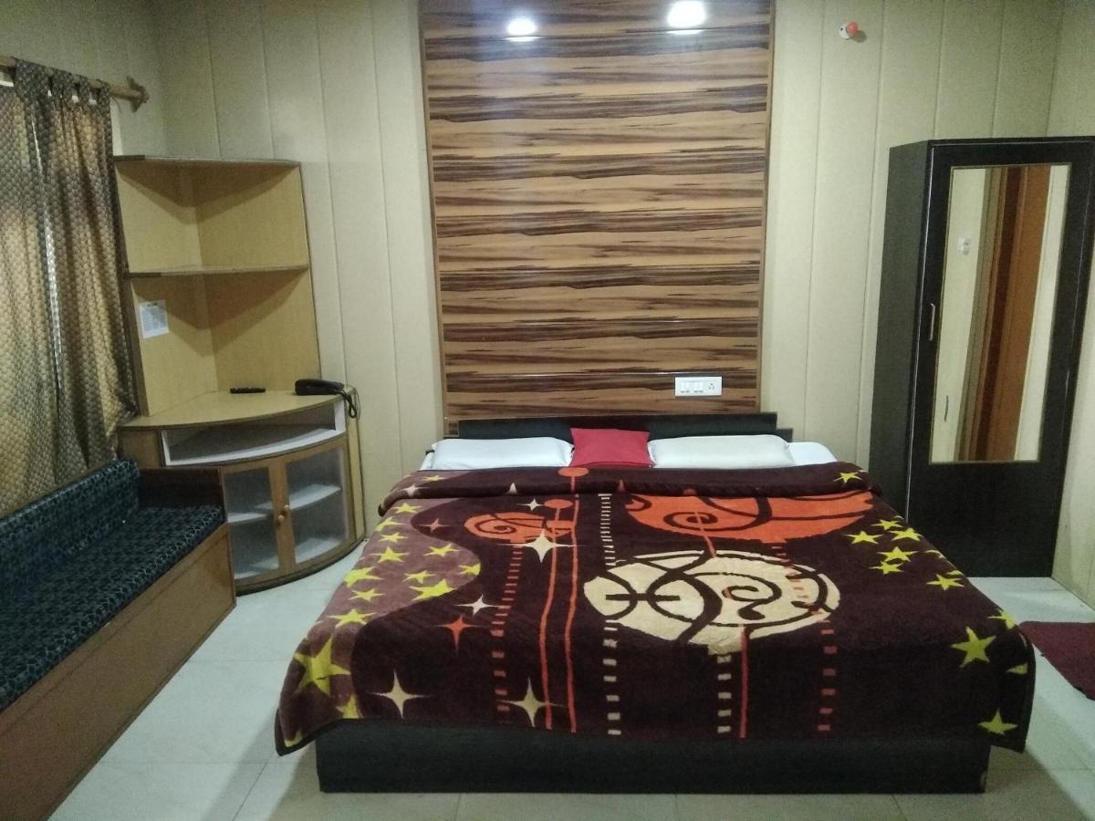 נייניטל Hotel Neelam Raj מראה חיצוני תמונה