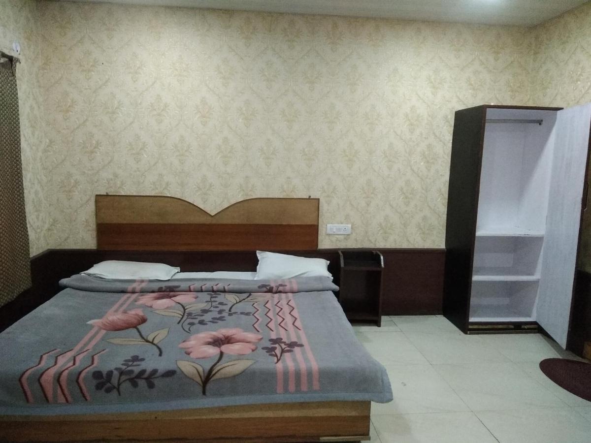 נייניטל Hotel Neelam Raj מראה חיצוני תמונה