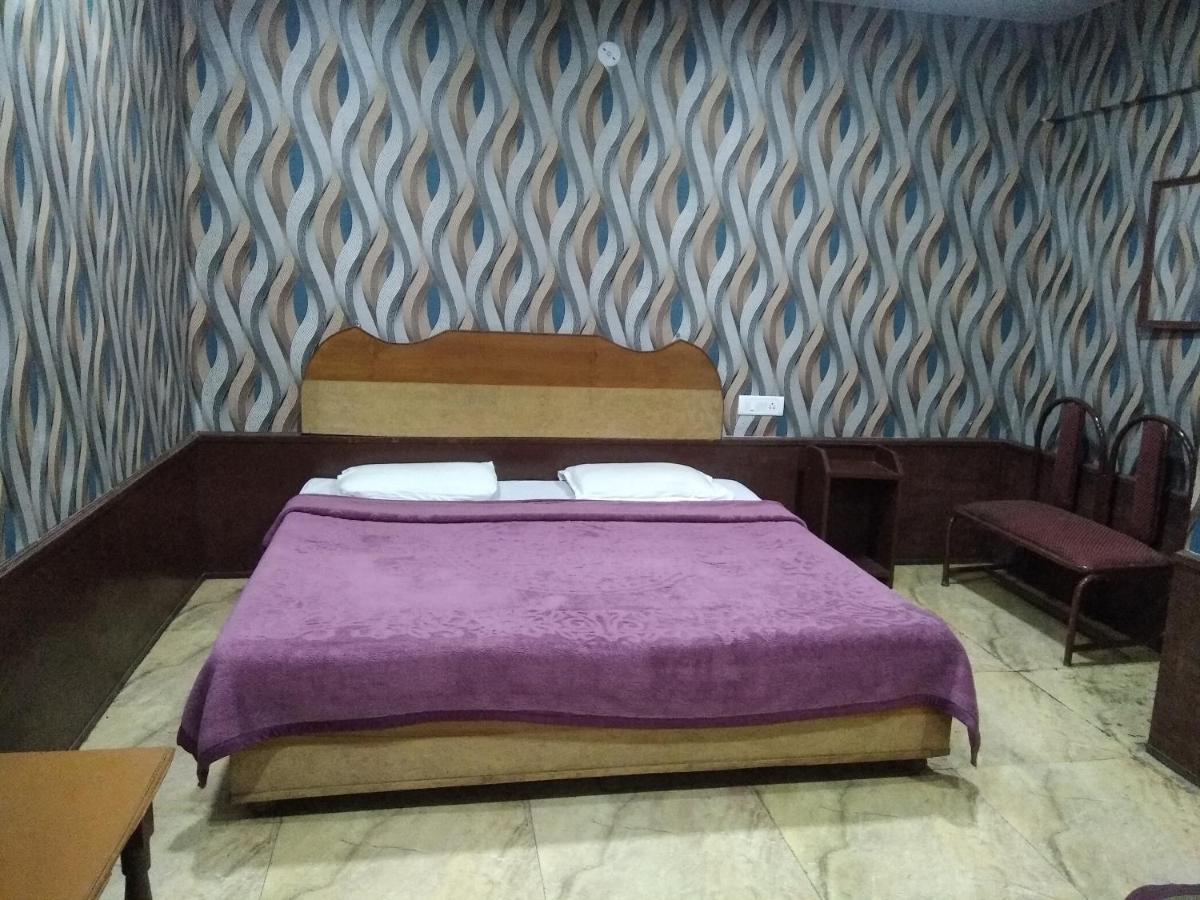 נייניטל Hotel Neelam Raj מראה חיצוני תמונה