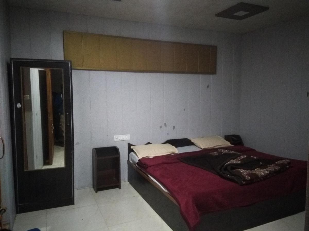 נייניטל Hotel Neelam Raj מראה חיצוני תמונה